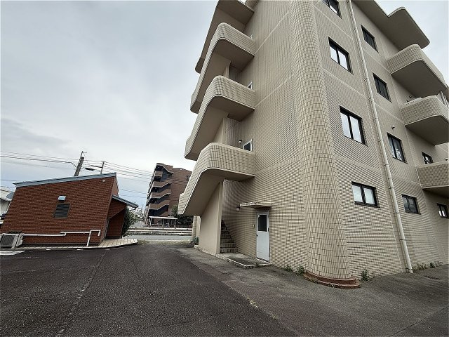 東合川テナントビルの外観