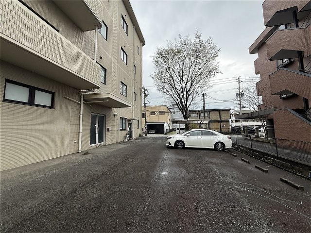 東合川テナントビルの駐車場