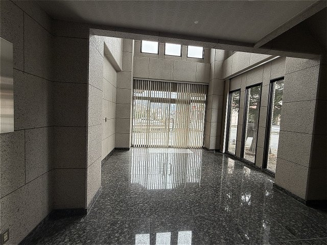 東合川テナントビルのエントランス