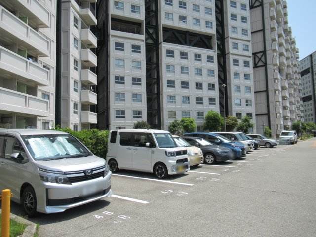 兵庫県公社　芦屋浜高層（若葉）１号棟の駐車場|駐車場があるので、車を買う予定の方も安心です