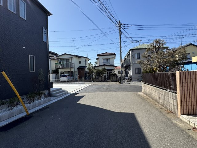 柏市伊勢原１丁目新築戸建【十余二小学校：10分】の前面道路含む現地写真|北側前面道路・幅員約6ｍ