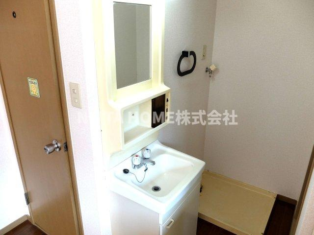 ルシオールの洗面所|独立洗面台と室内洗濯機置き場です◇