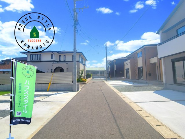 熊本市中央区国府2丁目第1-3棟（4号棟）　の前面道路含む現地写真|前面道路は閑静な住宅地をはしる車通りの少ない道路。お車の出し入れが苦手なママや小さなお子様にも安心ですね。しっかり舗装もされているので、ベビーカーや自転車で通っても快適に通行できます。