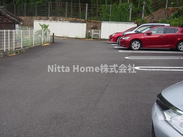 ファインズ　コートの駐車場|敷地内の駐車場です＊