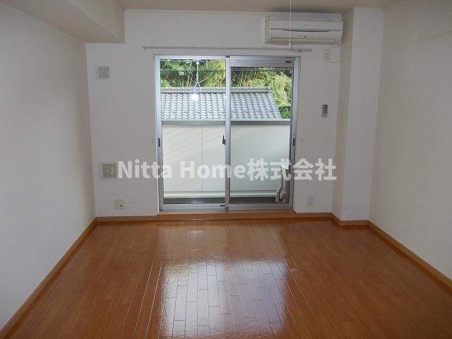 ファインズ　コートの居間・リビング|１０．３帖の洋室です◎