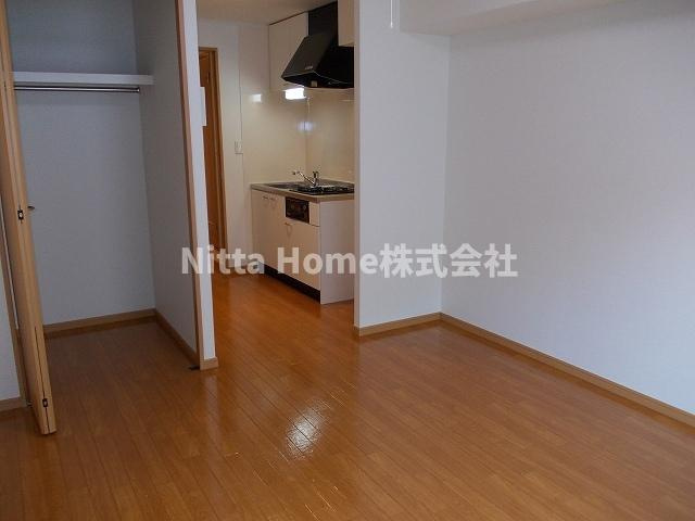 ファインズ　コートの居間・リビング|洋室には服などをかけられる収納がついています◇