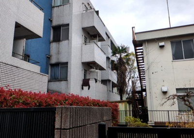 【外観】 | メゾン・ド・ノアバーム八王子 | 中庭（パティオ）とは、一つの建築物の内部に設けられた、壁などで囲われている庭のことを指します。コの字型、ロの字型が主流ですが、L字型の中庭もあります。最近では、インテリア性の高さからも人気があります。