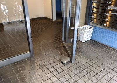 【エントランス】 | メゾン・ド・ノアバーム八王子 | マンションのエントランスには、もともと風よけや防犯の役割がありますが、マンションによって宅配ボックスなどの設備が備わっている所もあります。日々の生活をイメージしながら生活しやすさをチェックしましょう。