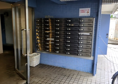 【設備】 | メゾン・ド・ノアバーム八王子 | エントランス付近に設置されている集合ポストは、住んでいる部屋と離れているため、ポストをあさるなど誰かに何かされていても被害に気づきにくいです。入居する時には他人に特定されにくい番号で鍵をかけましょう！