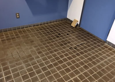 【ロビー】 | メゾン・ド・ノアバーム八王子 | ロビーというと、エントランスと何がちがうの？と思いますよね。実はロビーとエントランスには明確な決まりはありません。物件によっては、エントランスを入って広がるある程度の広さのある空間がロビーとなります。