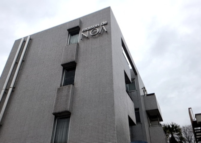 【外観】 | メゾン・ド・ノアバーム八王子 | 景色重視でお家選ぶをするとスーパーが遠い！学校が遠い！など生活をするうえで利便性で困ることもあります。まず一度現地を見学する際に、周辺の施設などがあるかを確認し、暮らし始めた後のことを想像しましょう。