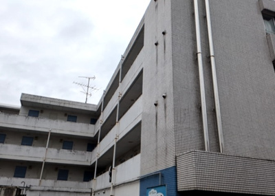 【外観】 | メゾン・ド・ノアバーム八王子 | 道幅が広い場所は日当たりや風通が良好です。幅が広いのですれ違いも可能ですし大きな車でも駐車可能！一方で、大型車が通ることも多くなるため交通量の増加により騒音に繋がります。また土地の値段が高くなります。