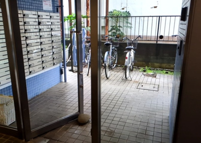 【玄関】 | メゾン・ド・ノアバーム八王子 | 玄関は家の顔でもあり、家族以外の目にも止まる場所です。玄関は外との間を仕切る扉、靴などをしまっておく収納スペース、靴脱ぎのたたきスペース、来客とのやり取りをするドアホンなど複数のアイテムからなります。