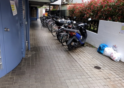 【駐車場】 | メゾン・ド・ノアバーム八王子 | 車一台あたりに必要なスペースは、標準サイズの普通自動車で横幅2m50cm、長さ5mは必要になります。ただし、乗降のことも考慮して横幅3m30cm、長さ5m50cmほどは確保できるところを選びましょう。