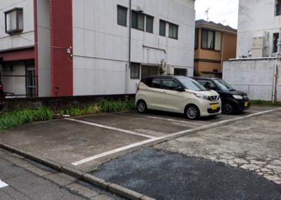 【駐車場】 | メゾン・ド・ノアバーム八王子 | 駐車場と明記されていても、最小スペースでつくられた駐車場だと大型車は駐車できなかったり、出入りしにくくなったりする可能性があります。お車のサイズと購入したい物件の駐車場のサイズを現地で確認しましょう。