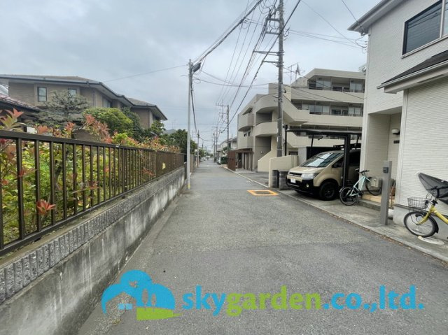 茅ヶ崎市ひばりが丘　中古戸建の前面道路含む現地写真