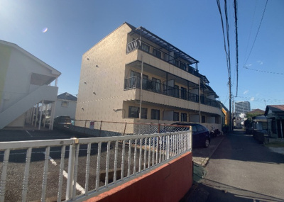 【外観】 | ジュネス旭 | 家を建てる場合、方位は要チェックです。現実的に日当たりのよい家ならばリビングは南側、建築基準法でも北側に当たる家への配慮は求められています。土地を見学に行く際は、方位磁針を持って行くようにしましょう。