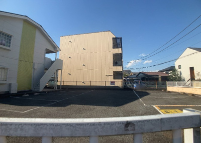 【外観】 | ジュネス旭 | 土地の前の道路に消火栓が設置されていることがあります。この場合、道路交通法第45条第1項により、駐車禁止の場所が指定されています。そのため、車庫などの駐車スペースをつくることができない場合があります。