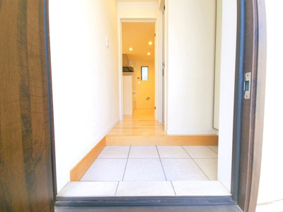 【玄関】 | 若林2丁目戸建 | 玄関は、第一印象を左右する大切な空間です。