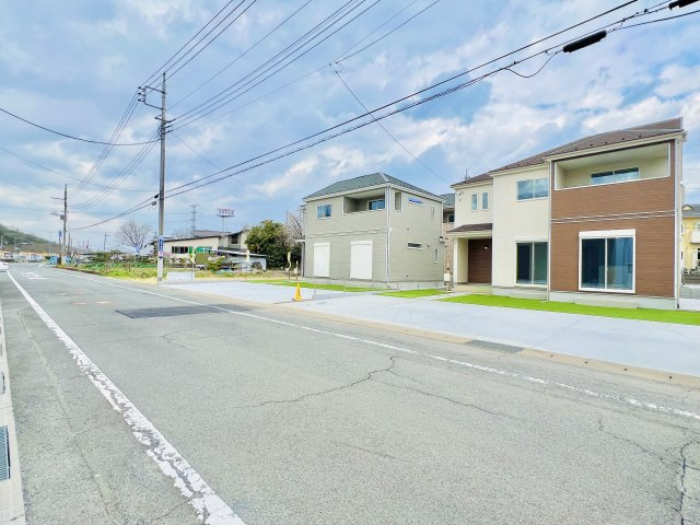 高崎市中豊岡町の前面道路含む現地写真|車の通りも少なく大きい車をお持ちの方にもおススメです♪