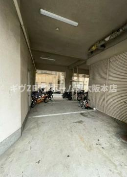 アドバンス渋川の駐車場