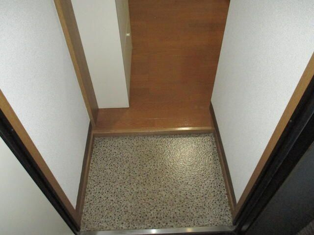 フラット鷹の台の玄関