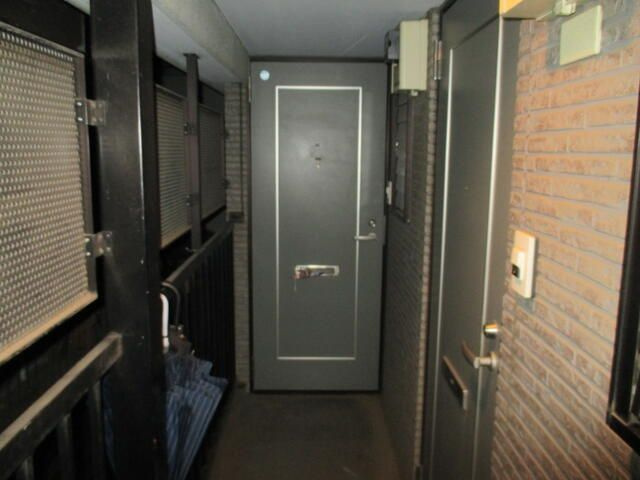 フラット鷹の台の玄関