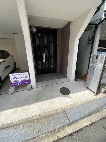 倉治3丁目 戸建の玄関|屋内ガレージと玄関が並びなので雨の日も濡れずに乗り降りできます♪