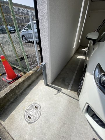 倉治3丁目 戸建の駐車場|車庫には水栓とコンセントも付いてます♪