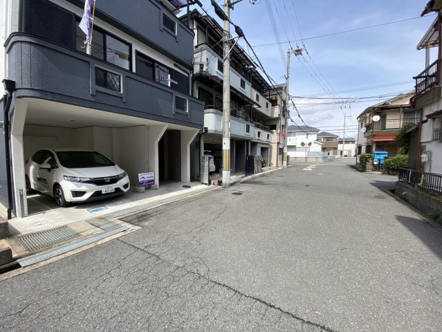 倉治3丁目 戸建の前面道路含む現地写真|前面道路は広々6.5ｍ、車の出入りも楽々♪