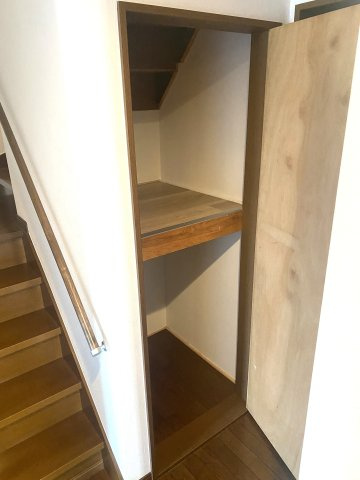 倉治3丁目 戸建の内装|階段下収納