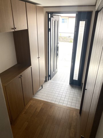 倉治3丁目 戸建の玄関|大容量下駄箱付