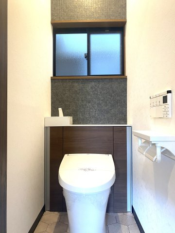 倉治3丁目 戸建のトイレ|2階トイレは2016年に新調済み♪自動でフタが開きます♪♪