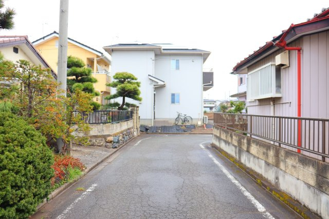 高崎市井出町499-11の前面道路含む現地写真