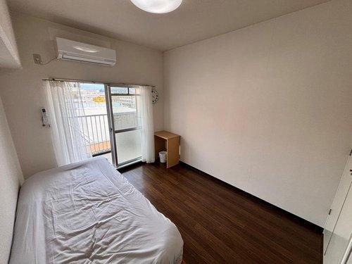 メゾンダイアナイン皆実の居間・リビング|嬉しい新品家電付き◎エアコン・電子レンジ・ミニ冷蔵庫・ＩＨコンロ新品◆セキュリティ充実