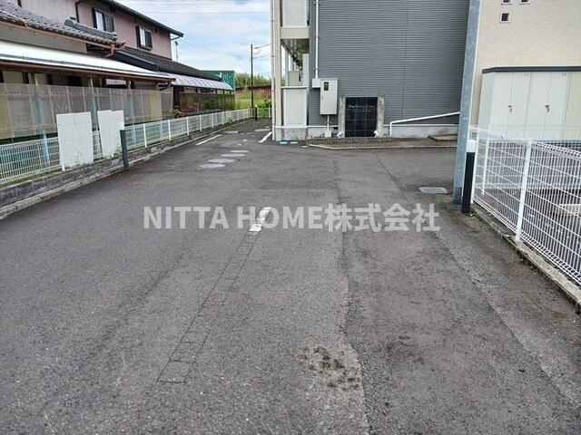 綾部市味方町舟ノ上のアパートの駐車場|敷地内に駐車場を完備！