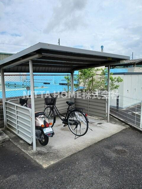 綾部市味方町舟ノ上のアパートのその他共用部分|屋根付き駐輪場有り◎