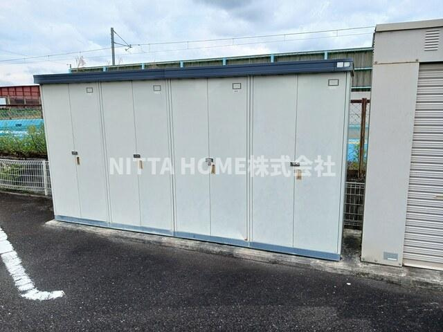綾部市味方町舟ノ上のアパートのその他共用部分|スタッドレスタイヤ保管に便利な外部物置付き♪