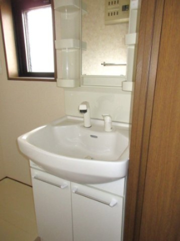 アール・クリエイト星が丘の独立洗面台|シャワー付き洗面化粧台