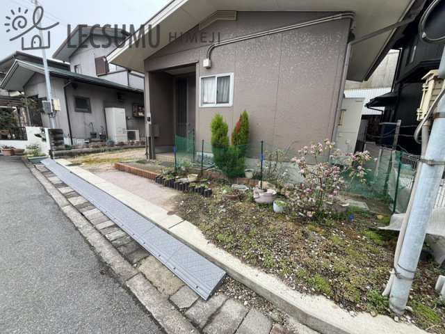 姫路市広畑区吾妻町2丁目/中古戸建の前面道路含む現地写真