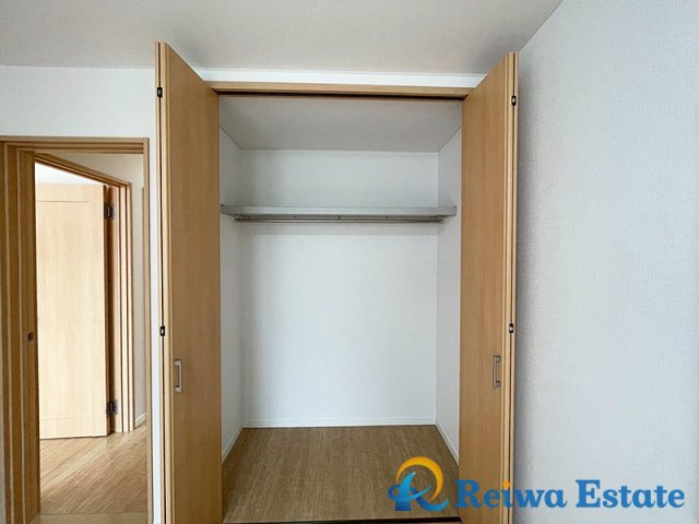 中古戸建　茅ヶ崎市ひばりが丘の洋室|大きめのクローゼットがあるので、収納には困りません。物がスッキリ片付くので、お部屋はいつでも快適です。