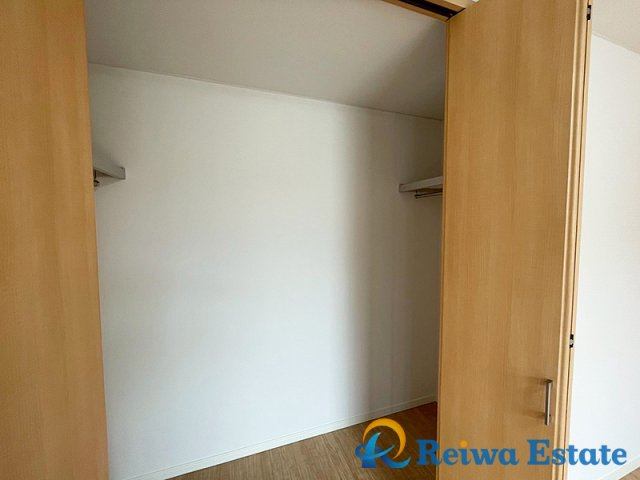 中古戸建　茅ヶ崎市ひばりが丘の収納|大事なバッグやお洋服をしまって置けるクローゼット収納。かさばる上着もすっきりと収納できます。