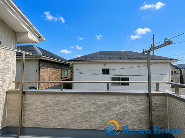 中古戸建　茅ヶ崎市ひばりが丘のバルコニー|洗濯物や布団もまとめて干せるゆったりバルコニー。