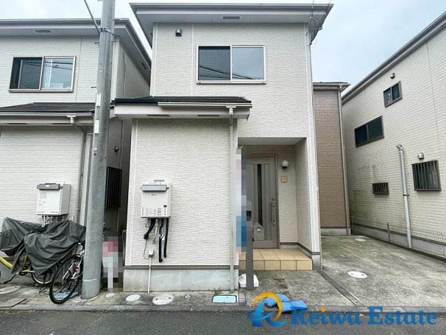 中古戸建　茅ヶ崎市ひばりが丘の外観|お子様の自転車やバイクの置場を確保できるゆとりの駐車スペースがございます♪