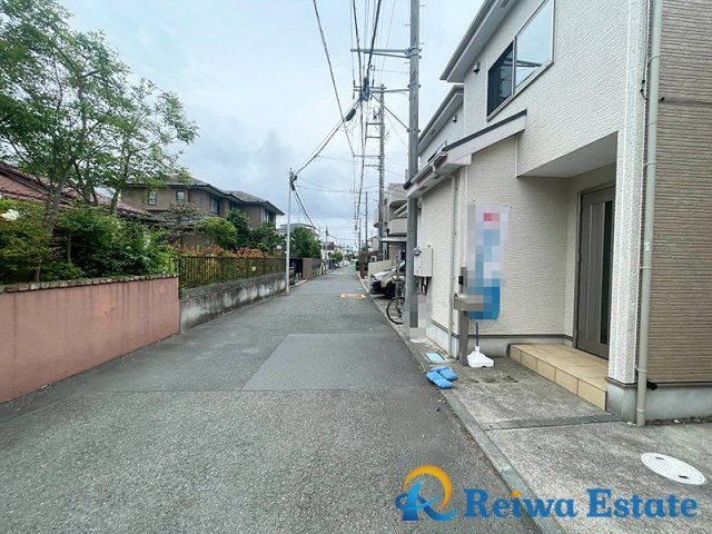 中古戸建　茅ヶ崎市ひばりが丘の前面道路含む現地写真|周辺は戸建てを中心とした閑静な住宅街です。