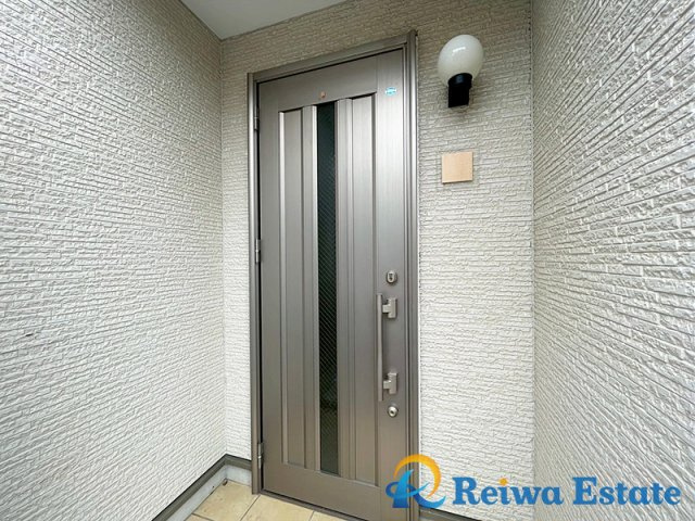 中古戸建　茅ヶ崎市ひばりが丘の玄関|買物し便利な【ユーコープ 旭ケ丘店】約750ｍ、【セブンイレブン 茅ヶ崎出口町店】約450ｍ