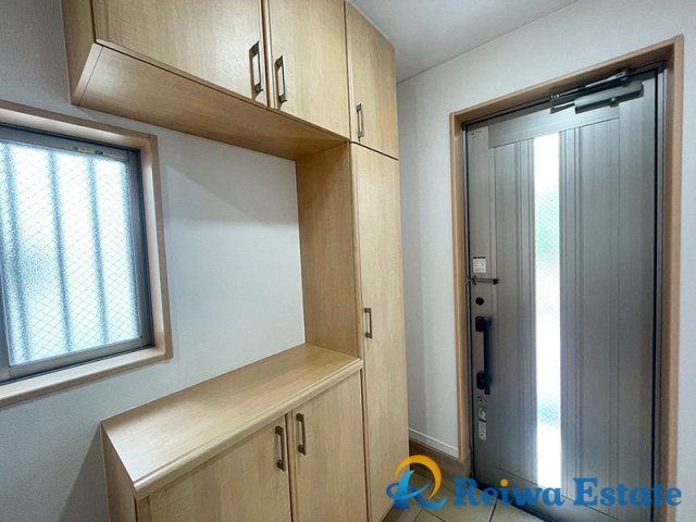中古戸建　茅ヶ崎市ひばりが丘の玄関|たっぷりの靴を収納できるシューズボックス！これで玄関はいつでもスッキリです！