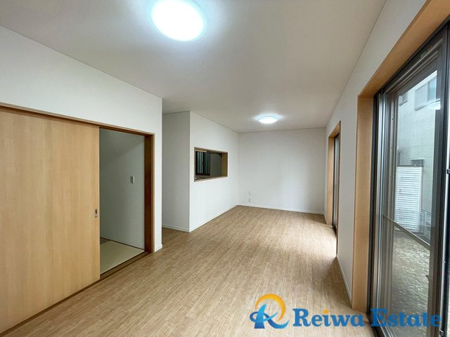 中古戸建　茅ヶ崎市ひばりが丘の居間・リビング|寛ぎとコミュニケーションを育む居心地のよい場所。自然と家族が集まれる空間で家族団らんの時間をお楽しみください！