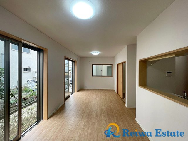 中古戸建　茅ヶ崎市ひばりが丘の居間・リビング|家族の食事や団らんのほか、子どもを遊ばせたり、友人を招いたりするLDKは住まいの中心です。