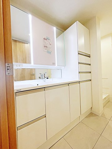 コモンヒルズ安針台海の手一番館の独立洗面台